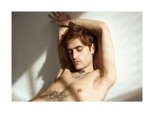 Afternoon sunlight over male in a intimate portrait by Lucas Castro Pardo